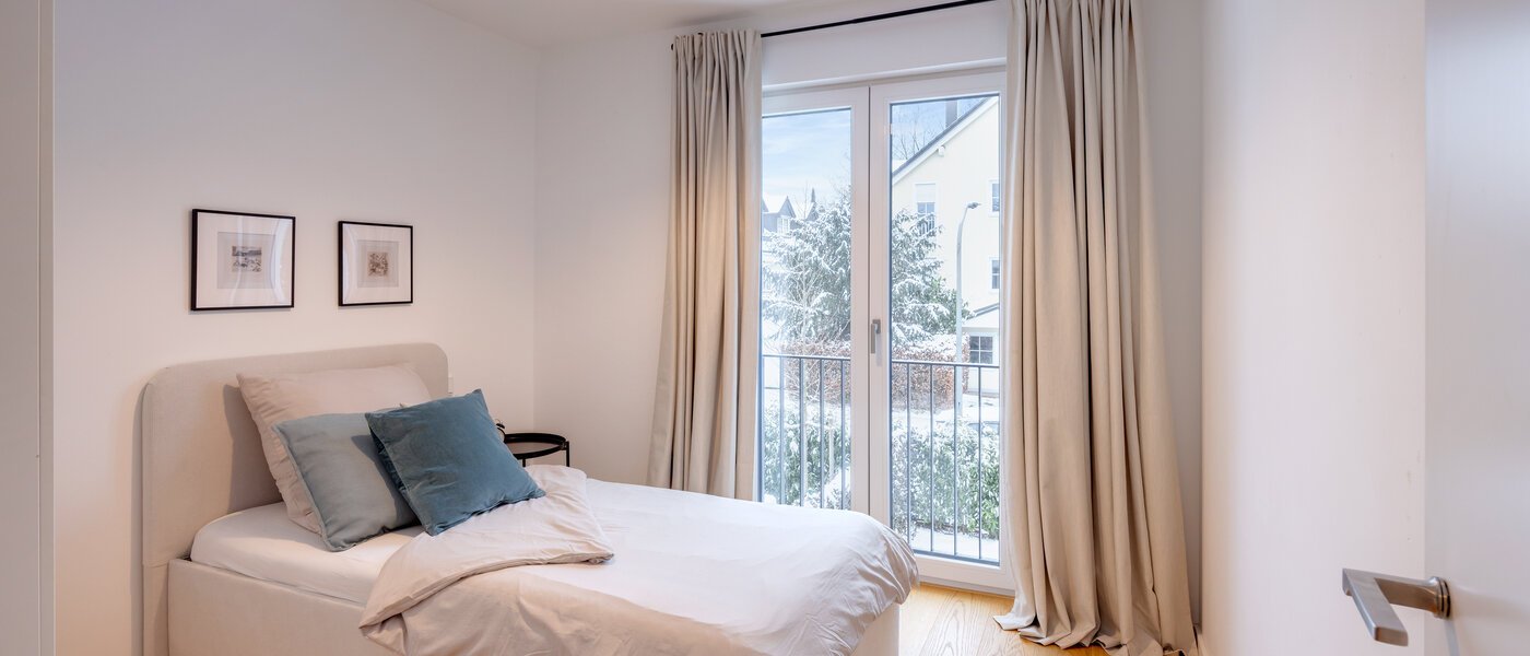 セミ・デタッチド・ハウス（一戸建てを二つに分けた家屋） München Pasing 01 3.　寝室 14721