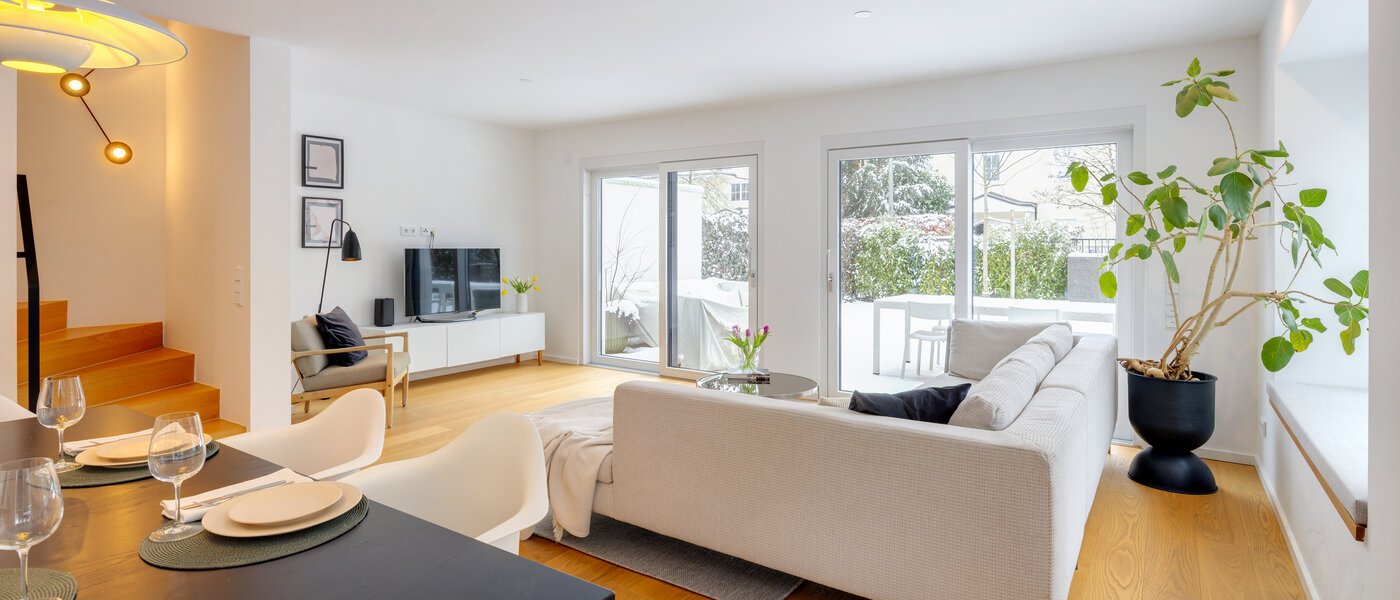 セミ・デタッチド・ハウス（一戸建てを二つに分けた家屋） München Pasing 01 リビングエリア 14721