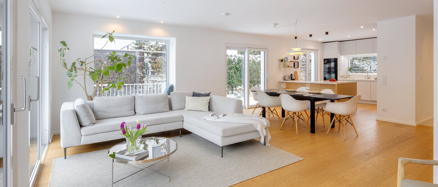 セミ・デタッチド・ハウス（一戸建てを二つに分けた家屋） München Pasing 02 リビングエリア 14721