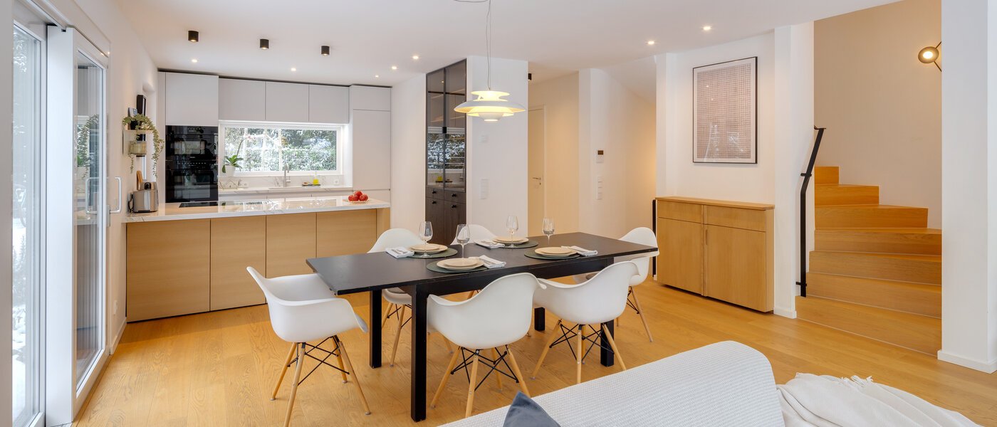 セミ・デタッチド・ハウス（一戸建てを二つに分けた家屋） München Pasing 03 リビングエリア 14721