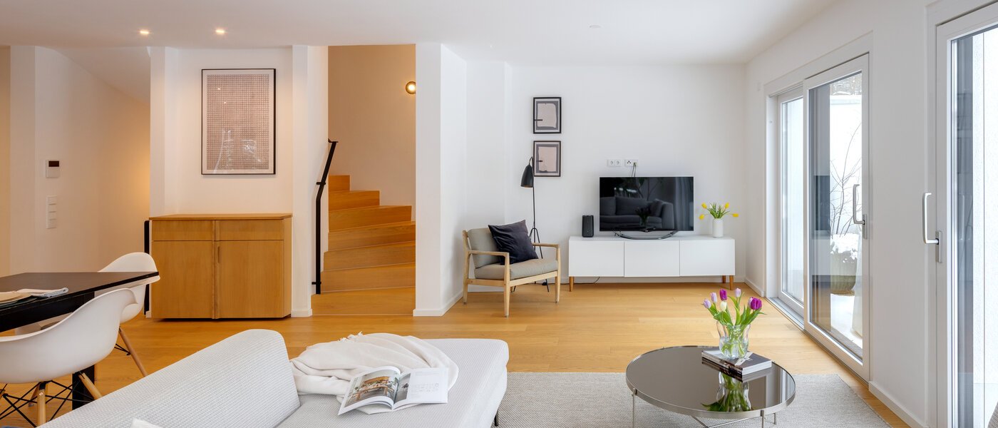 セミ・デタッチド・ハウス（一戸建てを二つに分けた家屋） München Pasing 04 リビングエリア 14721