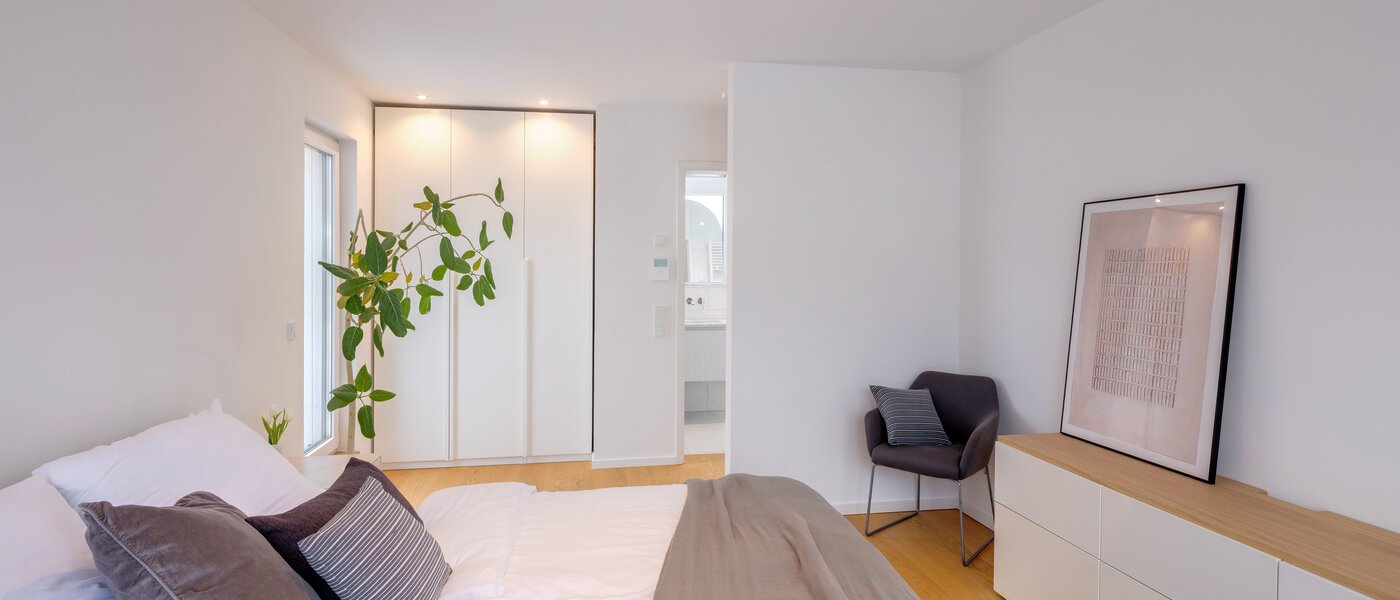 セミ・デタッチド・ハウス（一戸建てを二つに分けた家屋） München Pasing 02 1. 寝室 14721