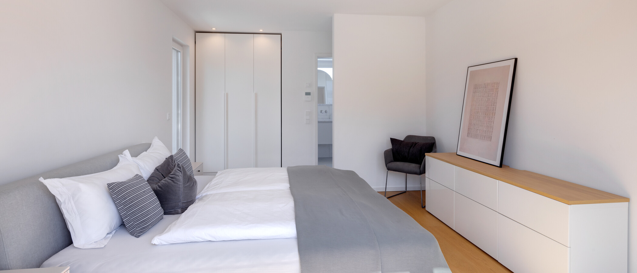 セミ・デタッチド・ハウス（一戸建てを二つに分けた家屋） München Pasing 02 1. 寝室 14721
