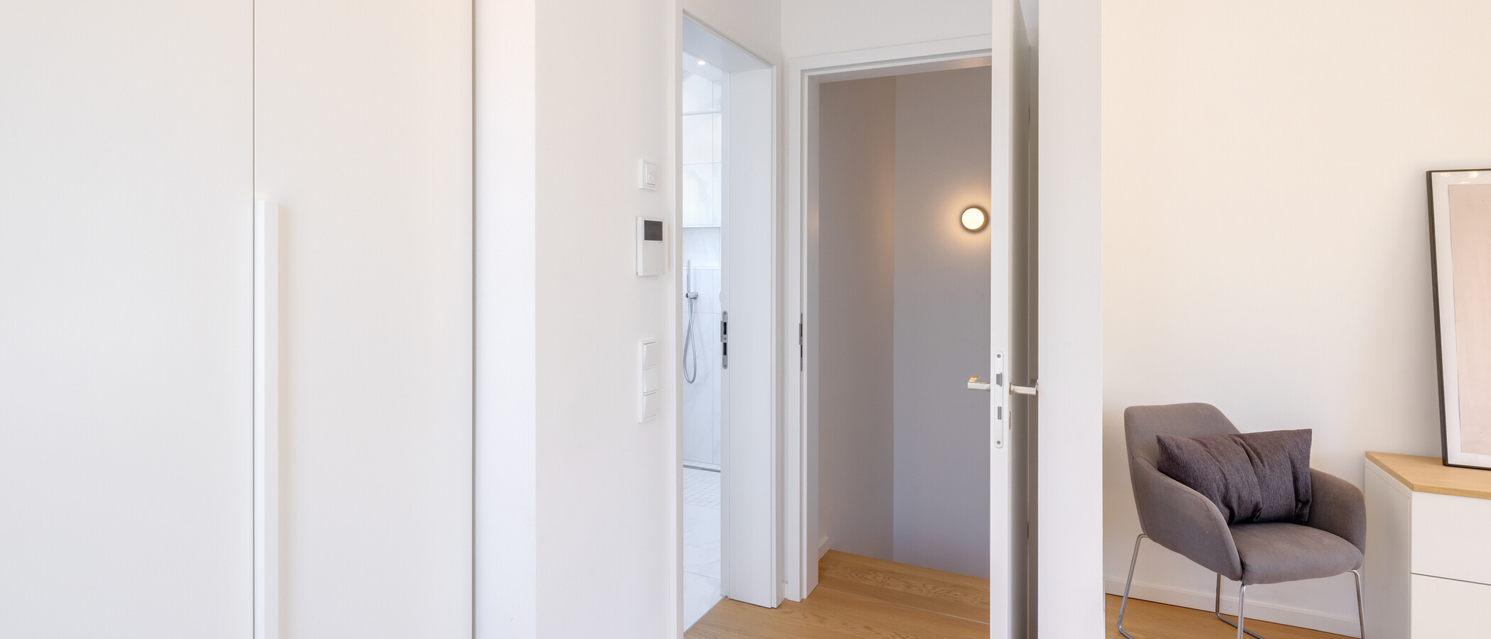 セミ・デタッチド・ハウス（一戸建てを二つに分けた家屋） München Pasing 03 1. 寝室 14721