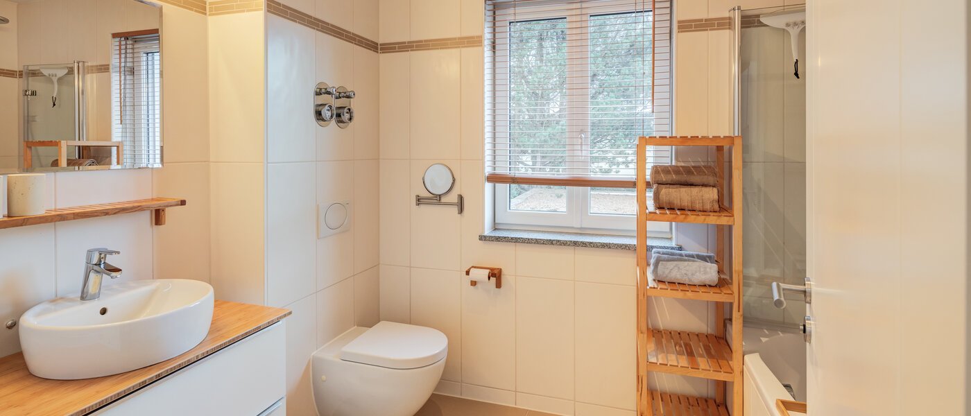 テラスハウス角住宅 München Untermenzing 01 1つめの浴室 14723