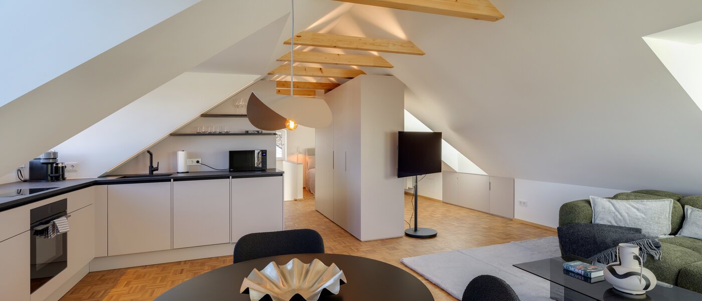 アティック・フラット（屋根裏） München Forstenried 01 リビングエリア 14733