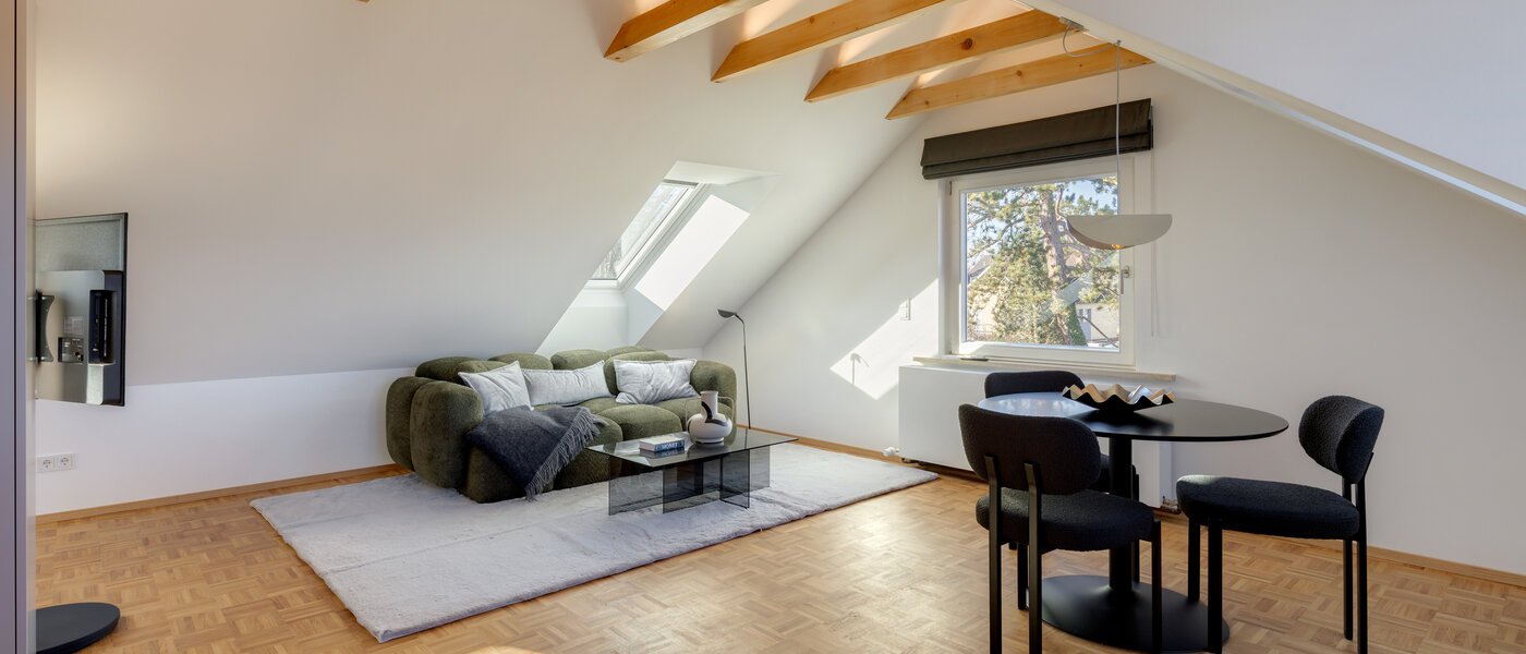 アティック・フラット（屋根裏） München Forstenried 02 リビングエリア 14733