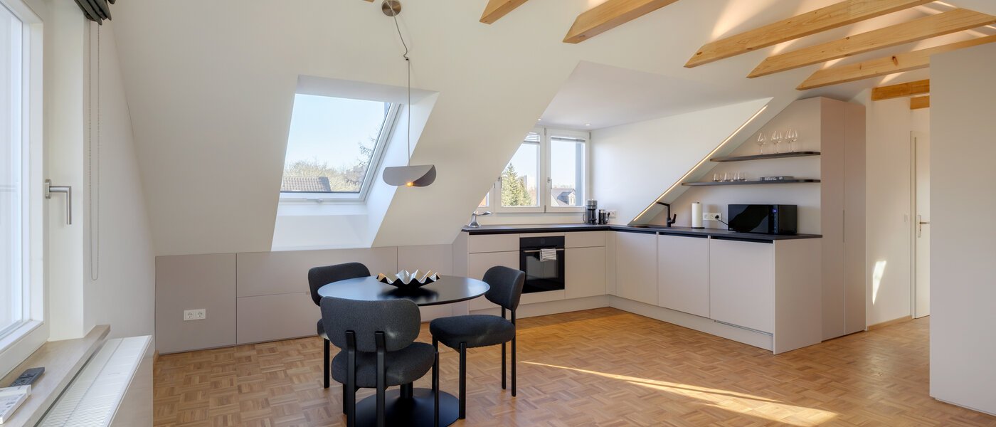 アティック・フラット（屋根裏） München Forstenried 04 リビングエリア 14733