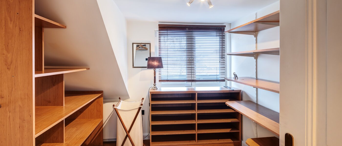 テラスハウス München Schwabing 01 ウォークイン・カップボード 14779