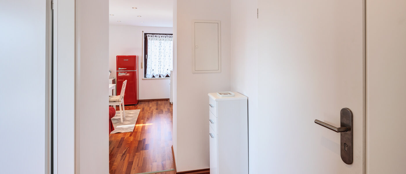 アティック・フラット（屋根裏） München Trudering 02 玄関入り口 14792