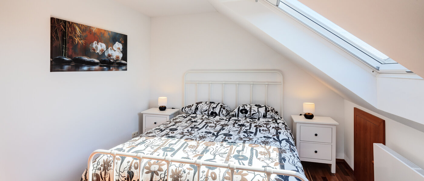 アティック・フラット（屋根裏） München Trudering 01 1. 寝室 14792