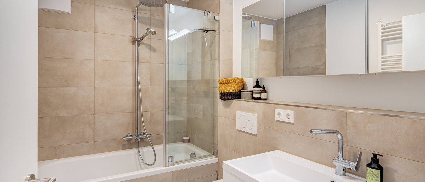 テラスハウス München Harlaching 01 1つめの浴室 14816