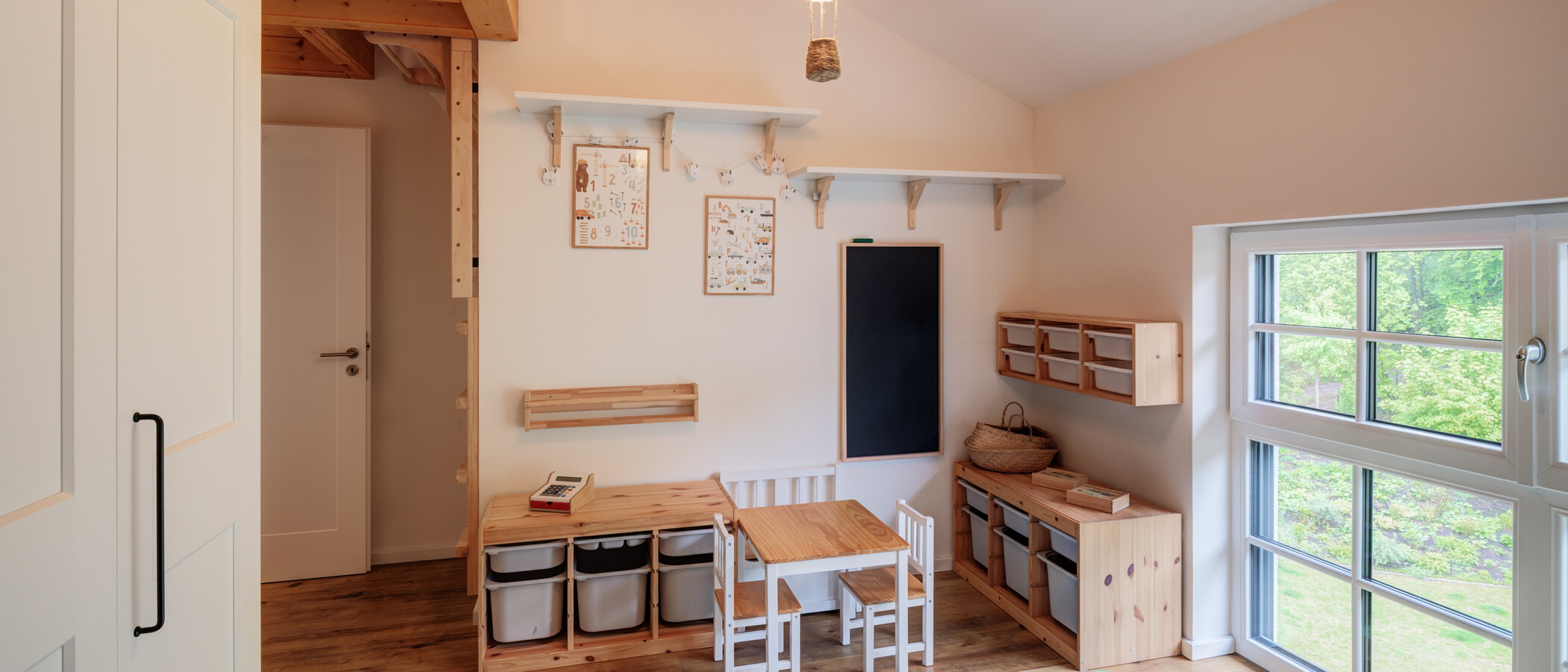 セミ・デタッチド・ハウス（一戸建てを二つに分けた家屋） Wörthsee 03 子供部屋 14865