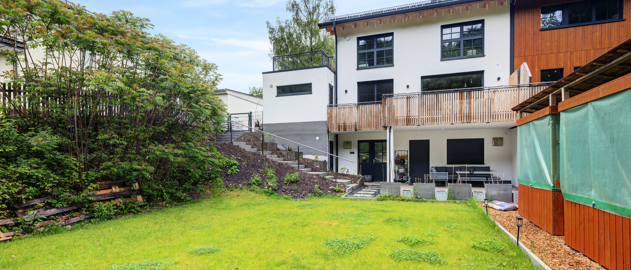 セミ・デタッチド・ハウス（一戸建てを二つに分けた家屋） Wörthsee 01 庭 14865