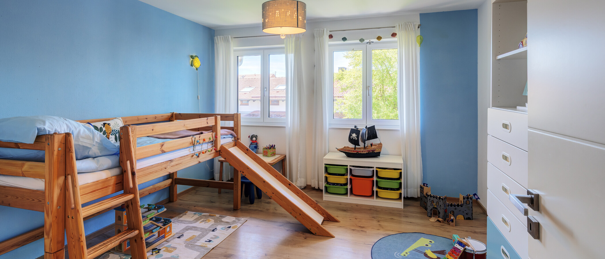 セミ・デタッチド・ハウス（一戸建てを二つに分けた家屋） Sauerlach 01 子供部屋 14871