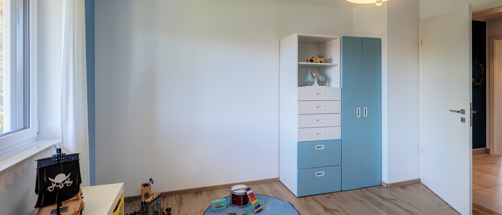 セミ・デタッチド・ハウス（一戸建てを二つに分けた家屋） Sauerlach 02 子供部屋 14871