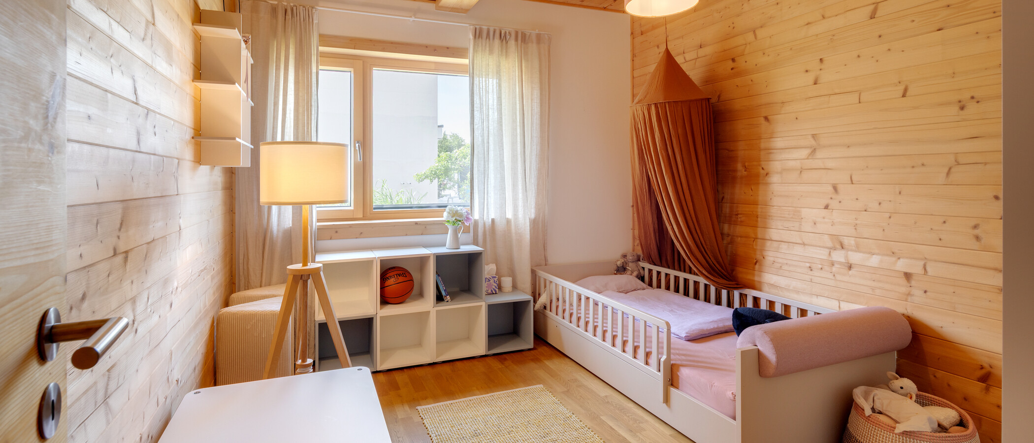 セミ・デタッチド・ハウス（一戸建てを二つに分けた家屋） Feldafing 01 子供部屋 14879