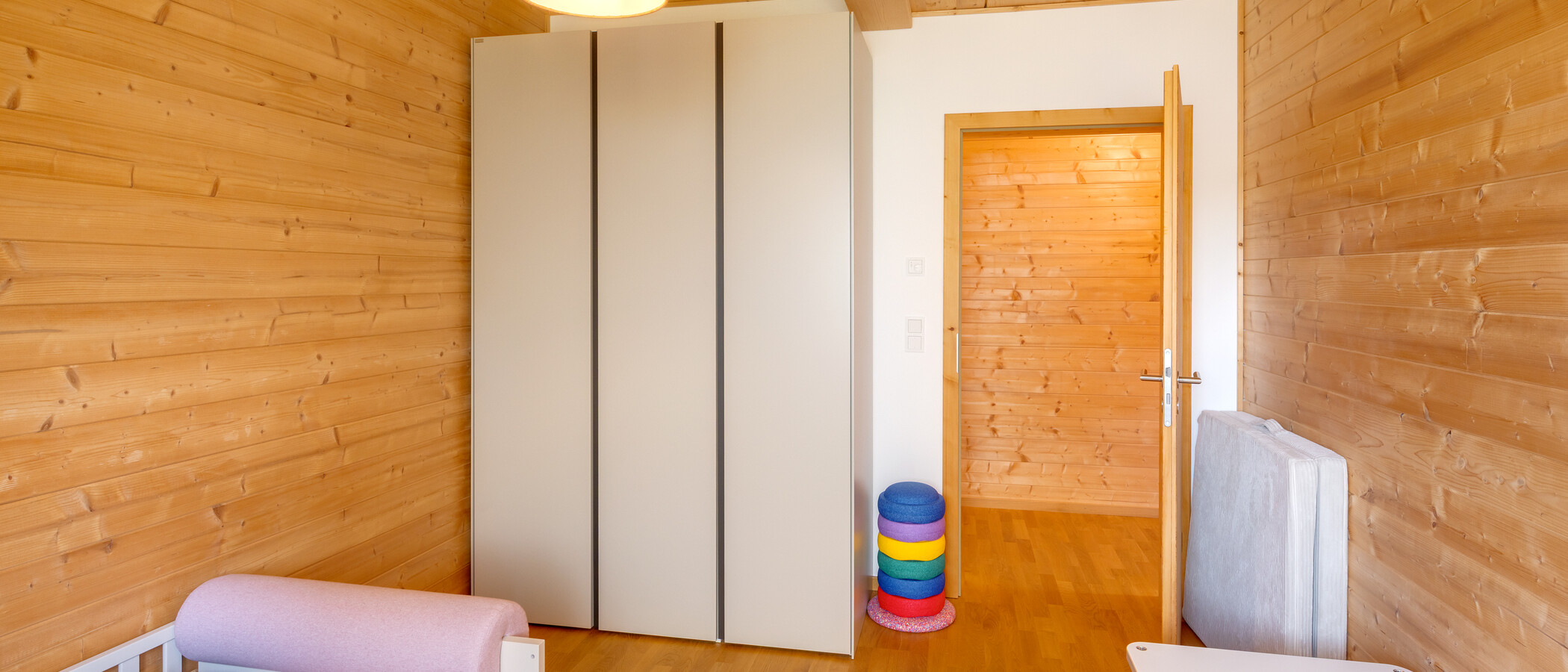 セミ・デタッチド・ハウス（一戸建てを二つに分けた家屋） Feldafing 03 子供部屋 14879