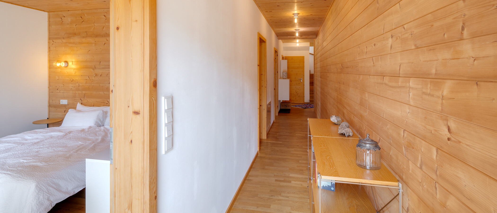 セミ・デタッチド・ハウス（一戸建てを二つに分けた家屋） Feldafing 04 玄関入り口 14879