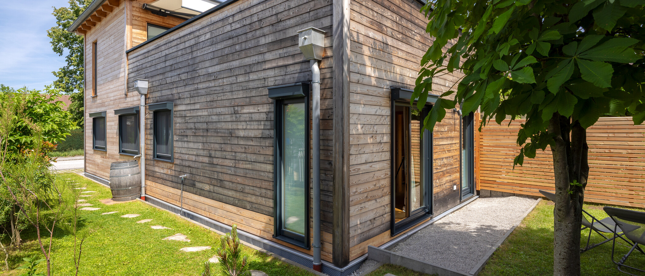 セミ・デタッチド・ハウス（一戸建てを二つに分けた家屋） Feldafing 02 庭 14879