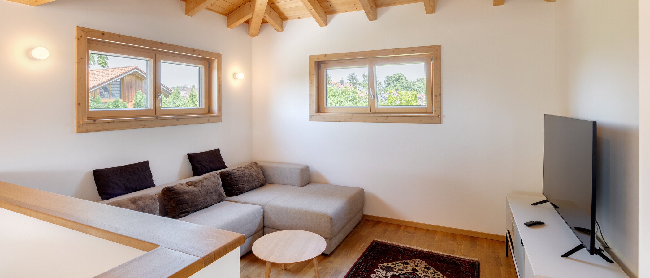 セミ・デタッチド・ハウス（一戸建てを二つに分けた家屋） Feldafing 01 リビングエリア 14879