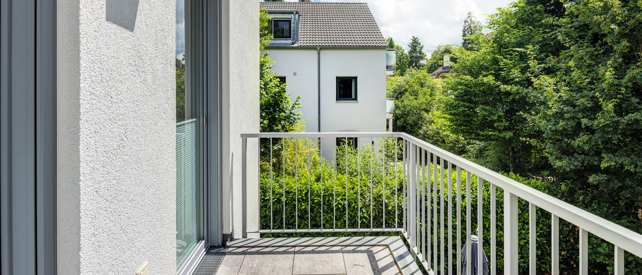 セミ・デタッチド・ハウス（一戸建てを二つに分けた家屋） München Waldtrudering 03 ベランダ 14888