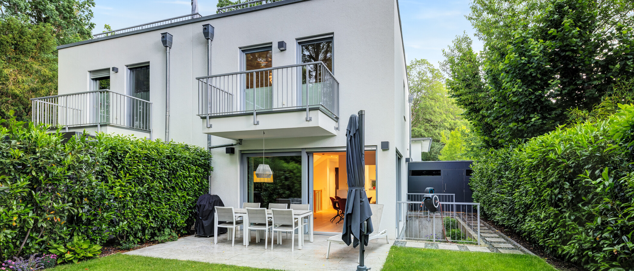 セミ・デタッチド・ハウス（一戸建てを二つに分けた家屋） München Waldtrudering 01 テラス・ポーチ 14888