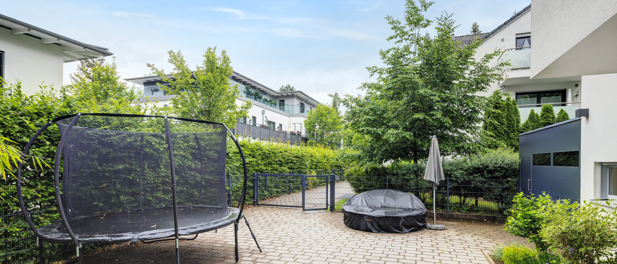 セミ・デタッチド・ハウス（一戸建てを二つに分けた家屋） München Waldtrudering 01 エントランス 14888