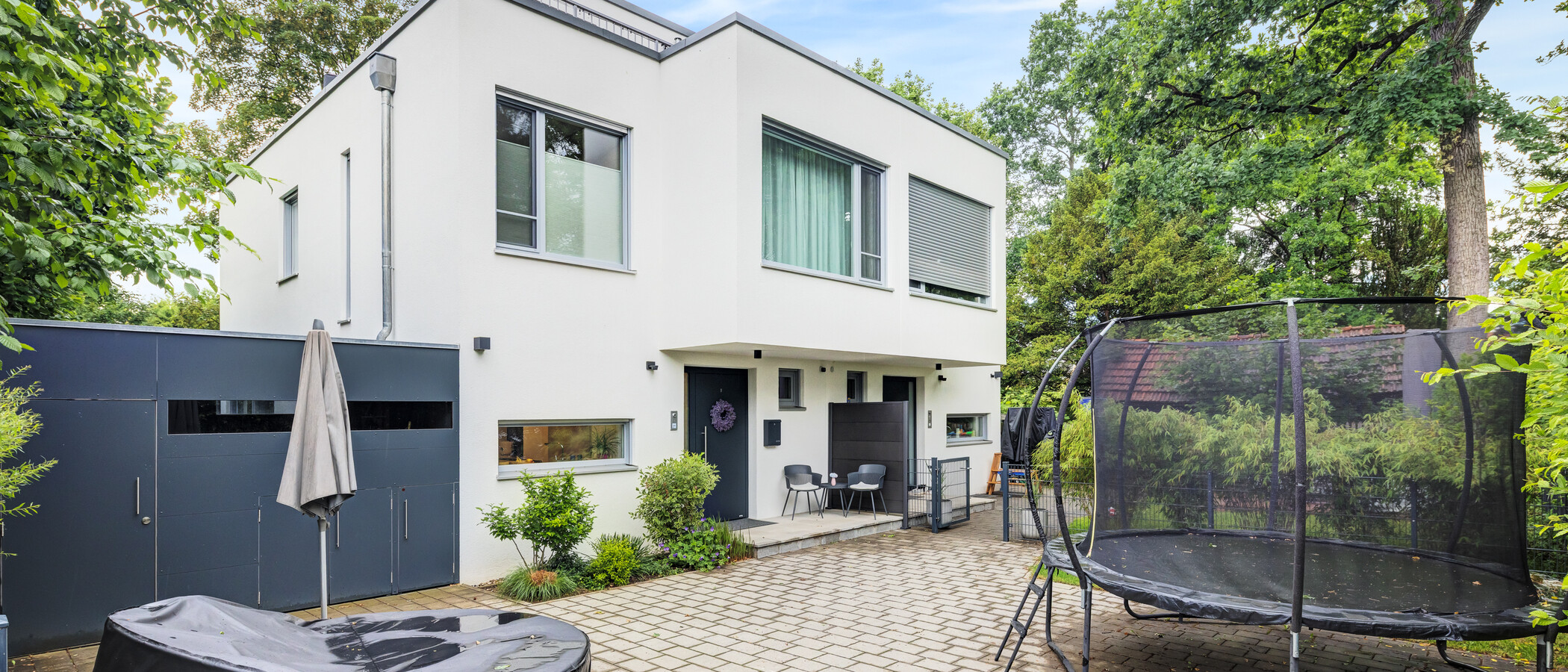 セミ・デタッチド・ハウス（一戸建てを二つに分けた家屋） München Waldtrudering 02 エントランス 14888