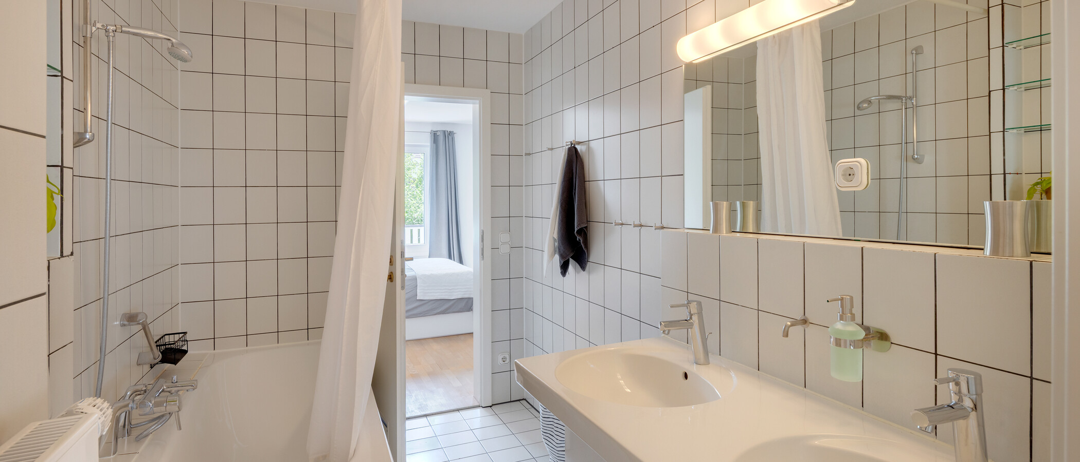 "タウン・ハウス/ローハウスのミドルハウス（外壁を共有した家の並びの両角以外のハウス） " München Untergiesing 01 ２つめの浴室 14900