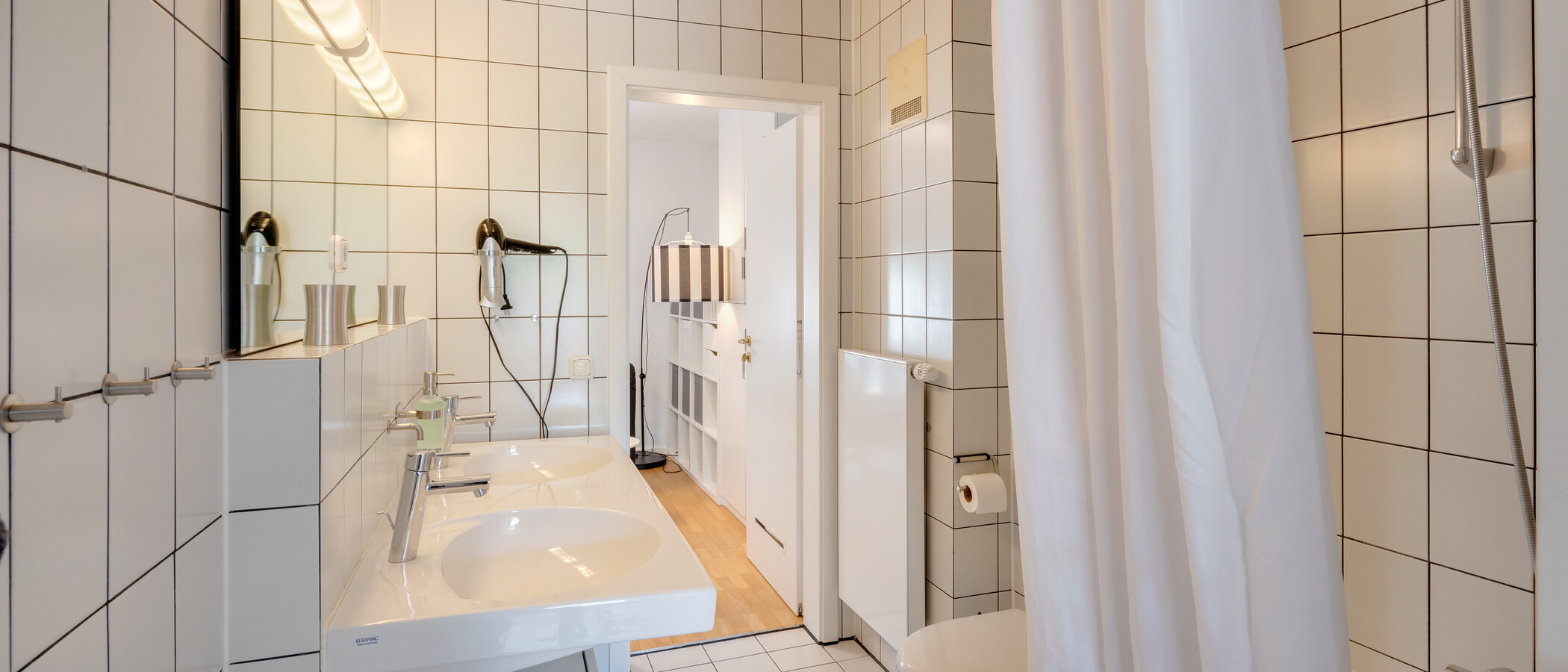 "タウン・ハウス/ローハウスのミドルハウス（外壁を共有した家の並びの両角以外のハウス） " München Untergiesing 02 ２つめの浴室 14900