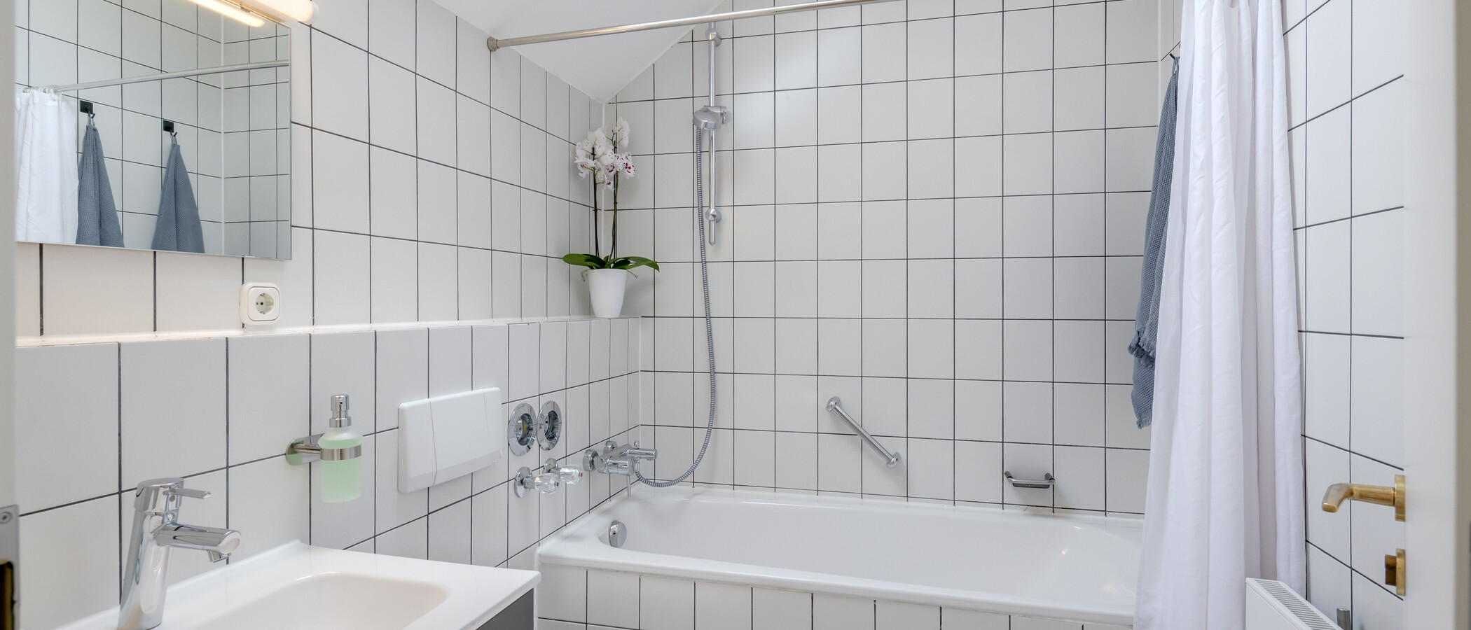 "タウン・ハウス/ローハウスのミドルハウス（外壁を共有した家の並びの両角以外のハウス） " München Untergiesing 01 1つめの浴室 14900