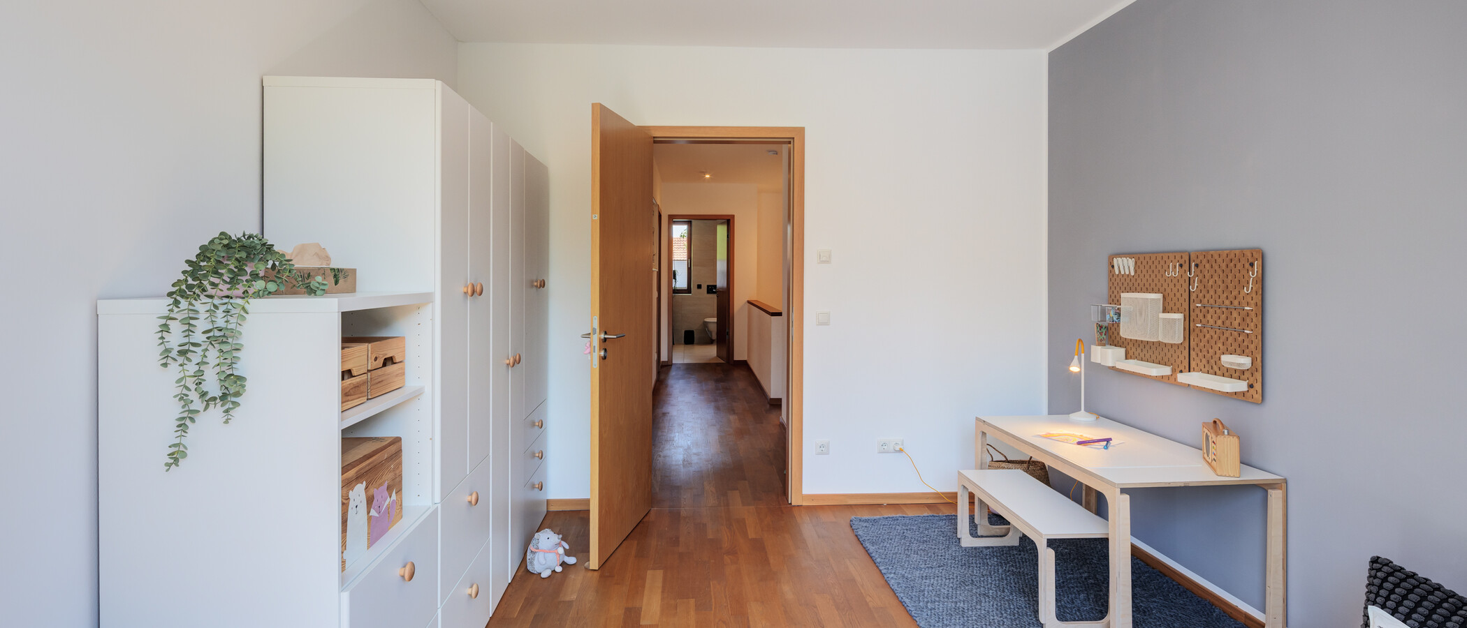 セミ・デタッチド・ハウス（一戸建てを二つに分けた家屋） Inning am Ammersee 02 2.　寝室 14905