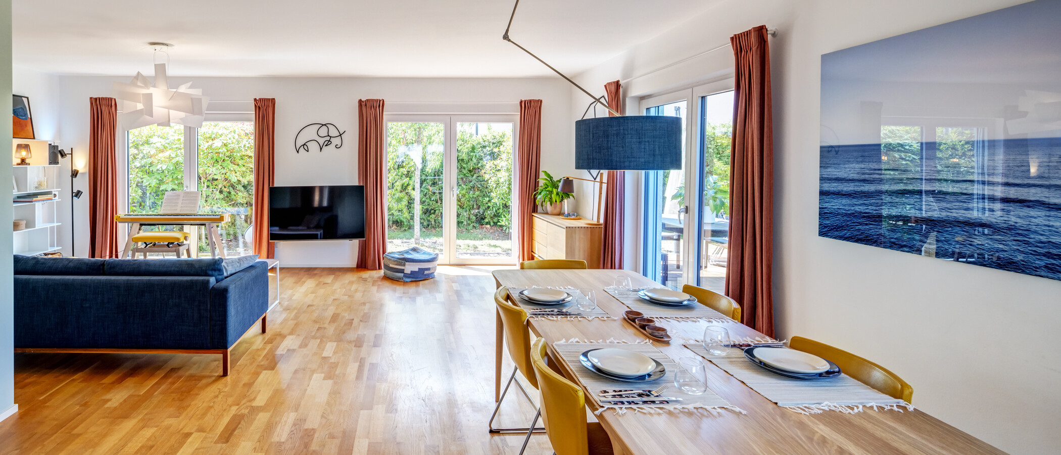 セミ・デタッチド・ハウス（一戸建てを二つに分けた家屋） München Feldmoching 03 リビングエリア 14917