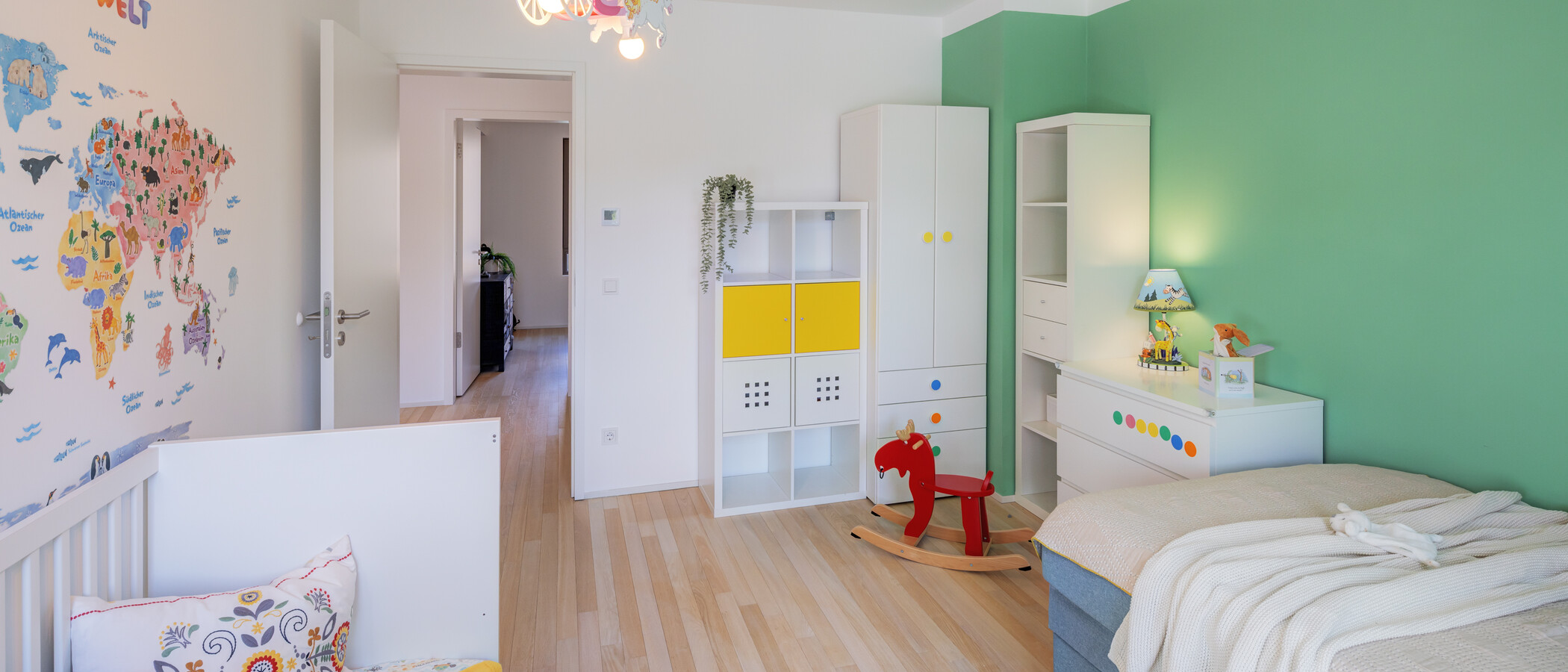 セミ・デタッチド・ハウス（一戸建てを二つに分けた家屋） Herrsching am Ammersee 02 ２つめの子供部屋 14978