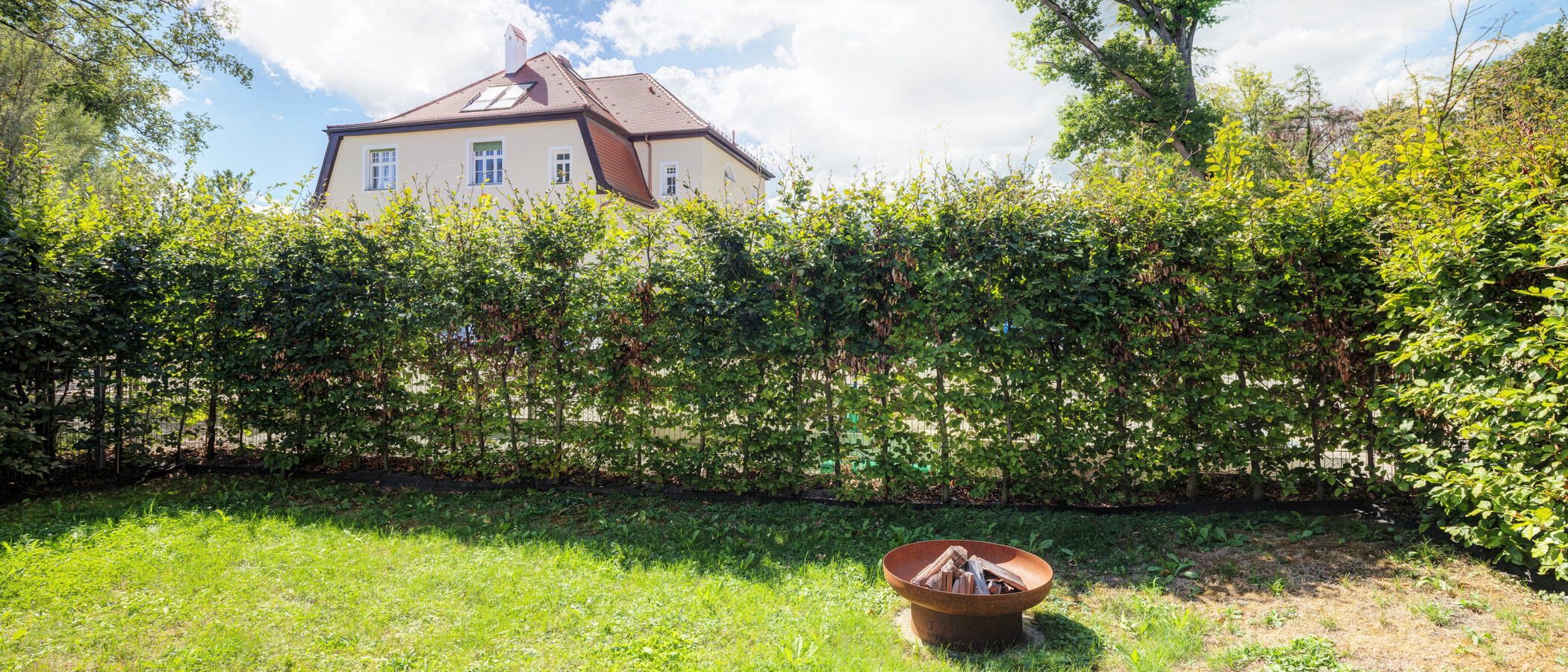 セミ・デタッチド・ハウス（一戸建てを二つに分けた家屋） Herrsching am Ammersee 01 庭 14978