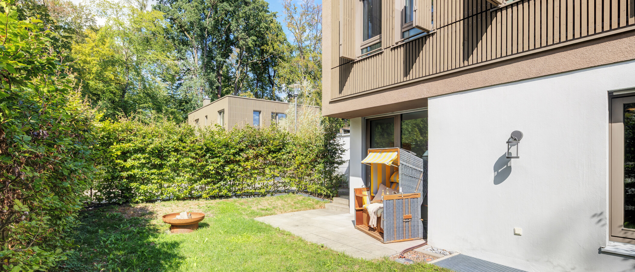 セミ・デタッチド・ハウス（一戸建てを二つに分けた家屋） Herrsching am Ammersee 01 テラス・ポーチ 14978