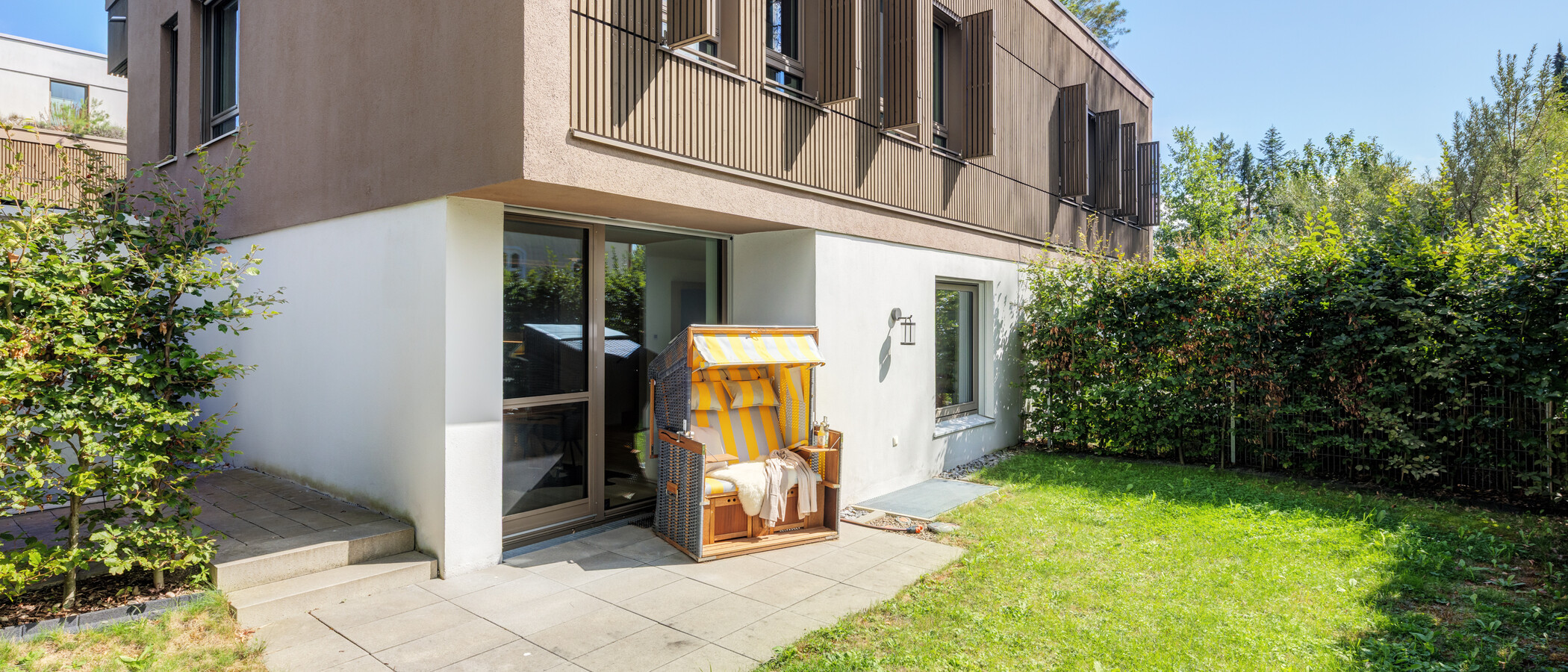セミ・デタッチド・ハウス（一戸建てを二つに分けた家屋） Herrsching am Ammersee 02 テラス・ポーチ 14978