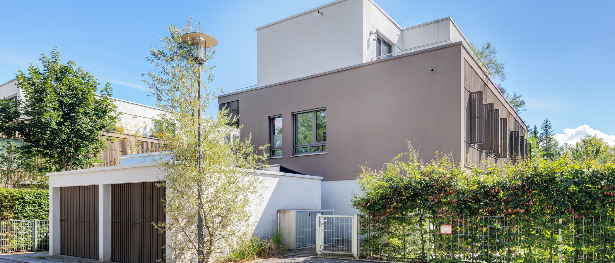 セミ・デタッチド・ハウス（一戸建てを二つに分けた家屋） Herrsching am Ammersee 01 建物 14978