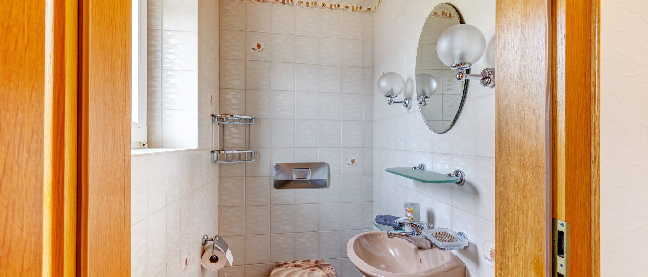 セミ・デタッチド・ハウス（一戸建てを二つに分けた家屋） München Trudering 01 ゲスト用 WC 15059
