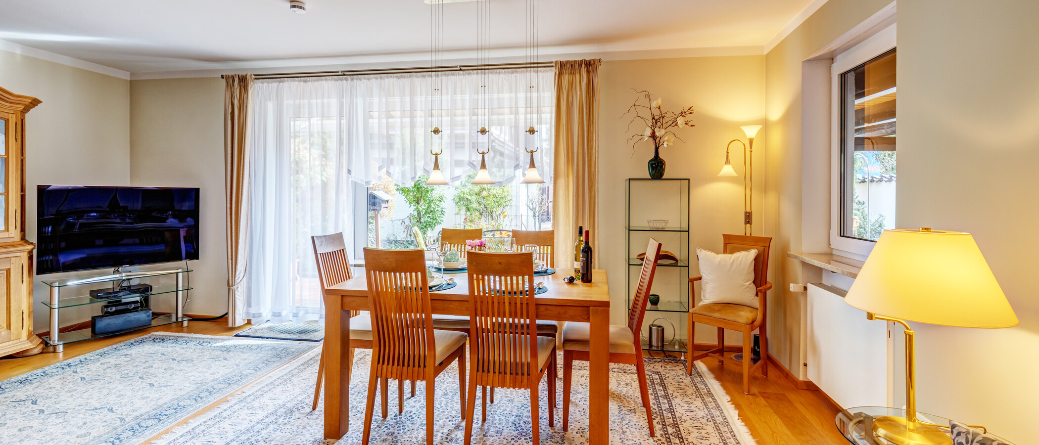 セミ・デタッチド・ハウス（一戸建てを二つに分けた家屋） München Trudering 02 リビングルーム 15059
