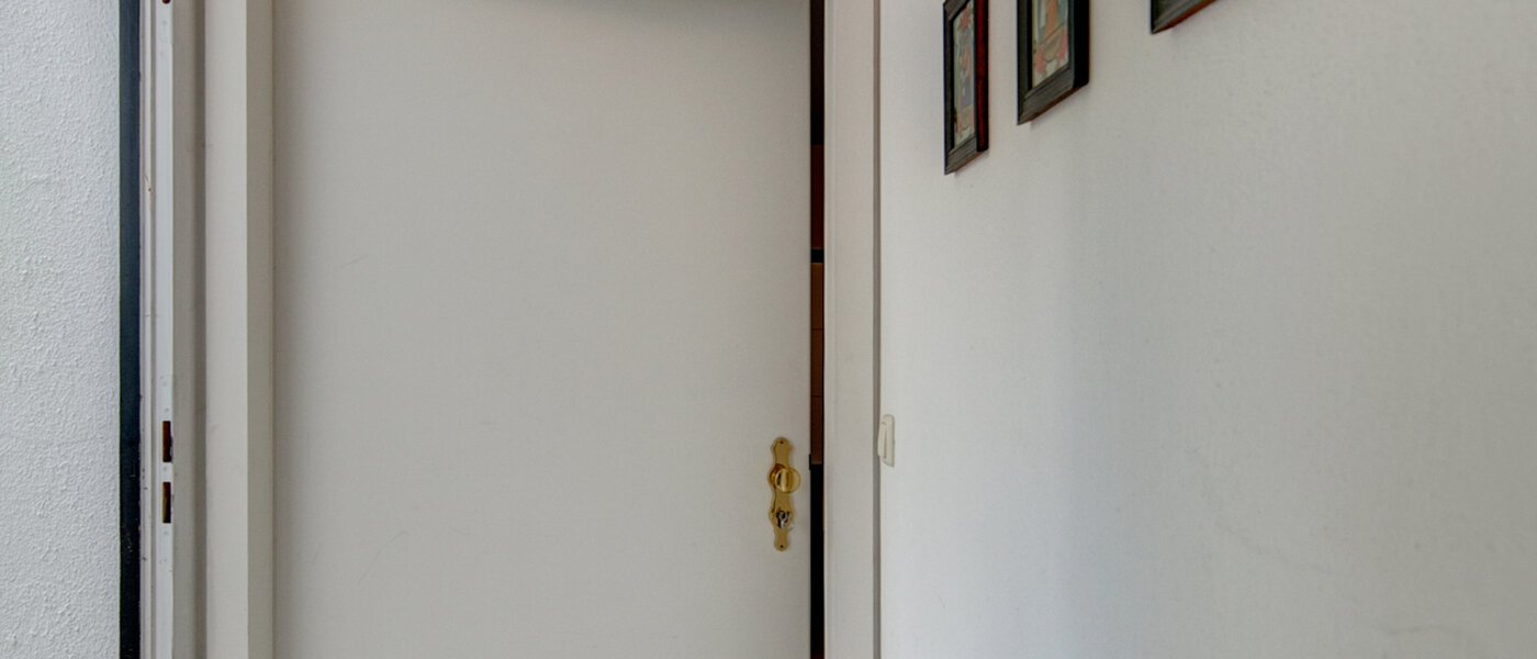 半地下住宅 Pullach im Isartal 01 玄関入り口 2191