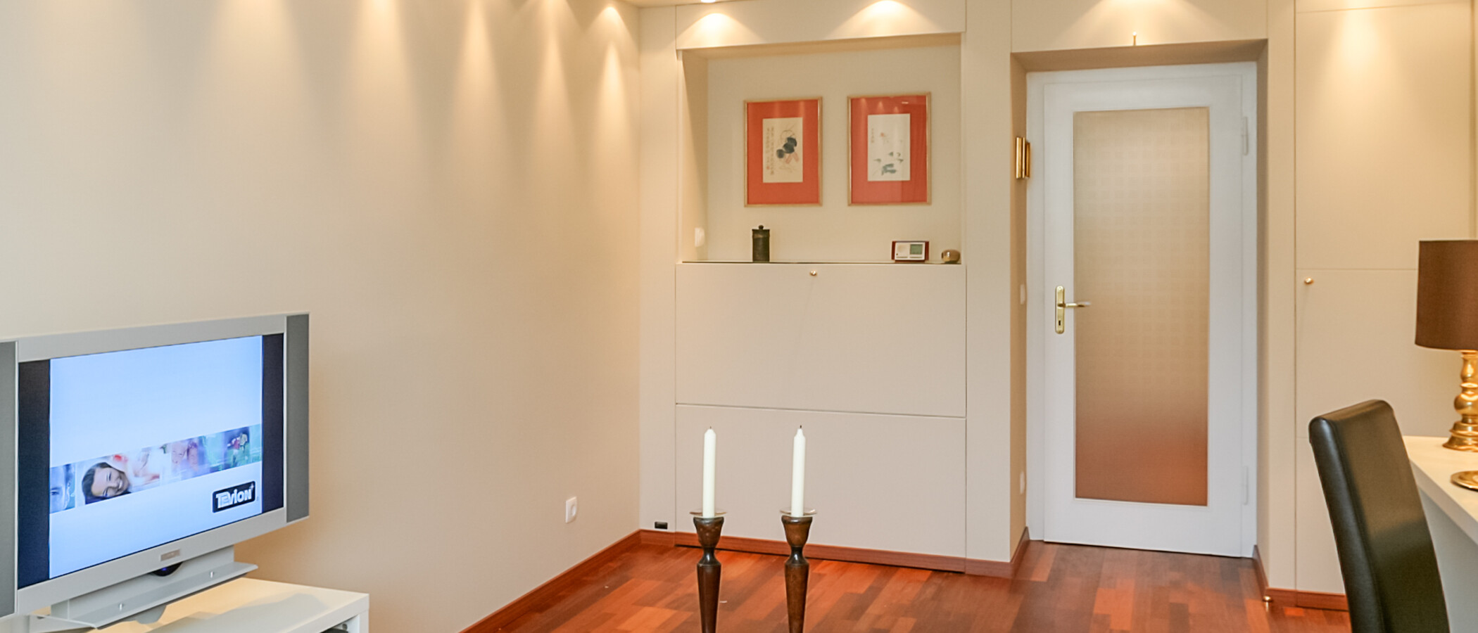 アパルトマン München Schwabing (links der Leopoldstraße) 03 リビングルーム 2333