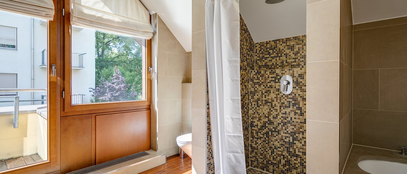 セミ・デタッチド・ハウス（一戸建てを二つに分けた家屋） München Schwabing (links der Leopoldstraße) 03 浴室 3396