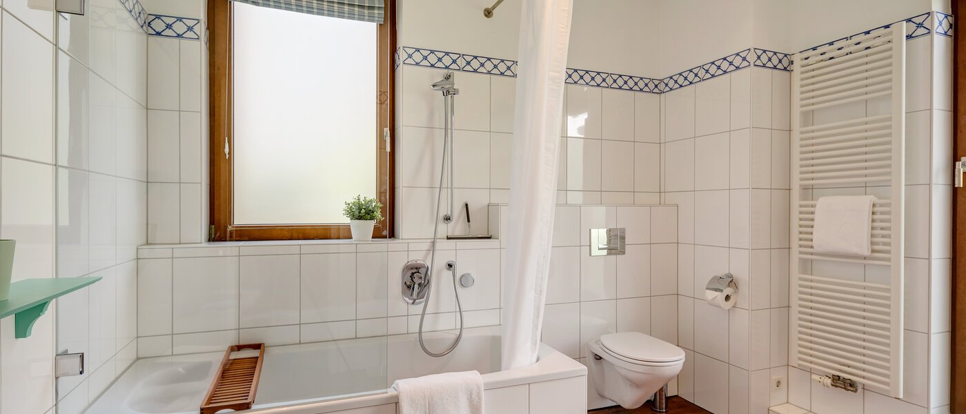 セミ・デタッチド・ハウス（一戸建てを二つに分けた家屋） München Schwabing (links der Leopoldstraße) 01 ２つめの浴室 3396