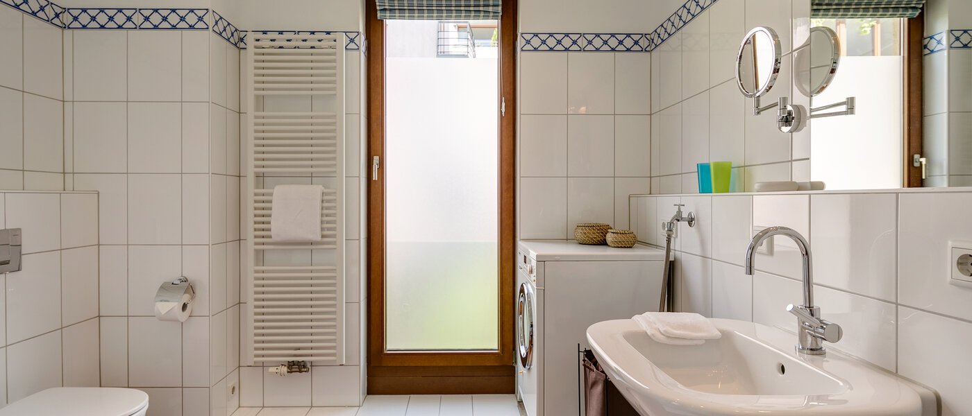 セミ・デタッチド・ハウス（一戸建てを二つに分けた家屋） München Schwabing (links der Leopoldstraße) 02 ２つめの浴室 3396