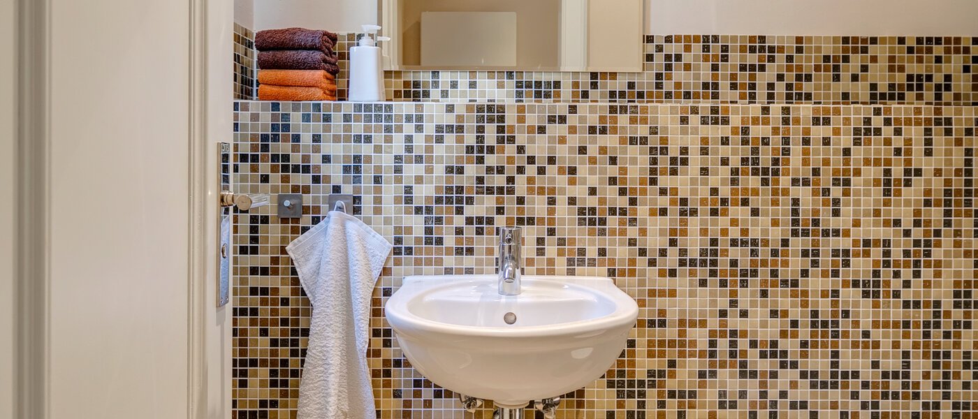 セミ・デタッチド・ハウス（一戸建てを二つに分けた家屋） München Schwabing (links der Leopoldstraße) 01 WC 3396