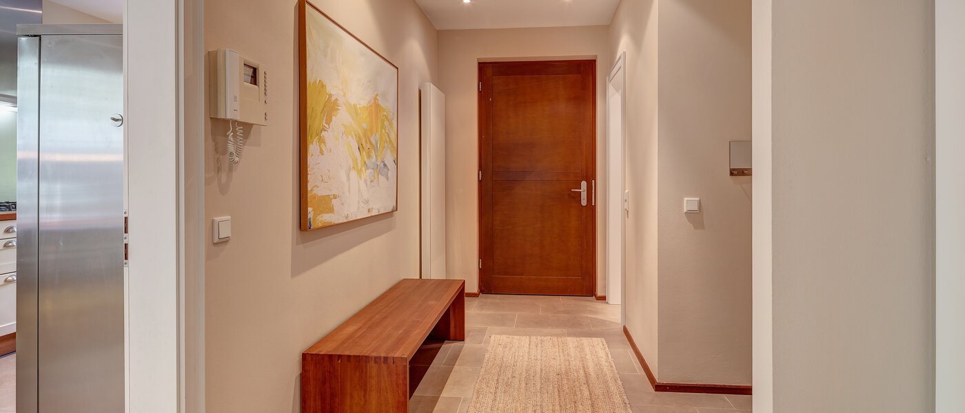 セミ・デタッチド・ハウス（一戸建てを二つに分けた家屋） München Schwabing (links der Leopoldstraße) 02 玄関入り口 3396