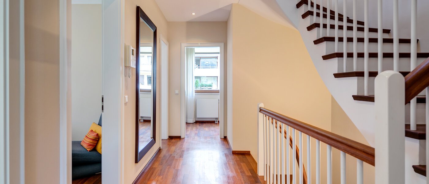 セミ・デタッチド・ハウス（一戸建てを二つに分けた家屋） München Schwabing (links der Leopoldstraße) 03 玄関入り口 3396