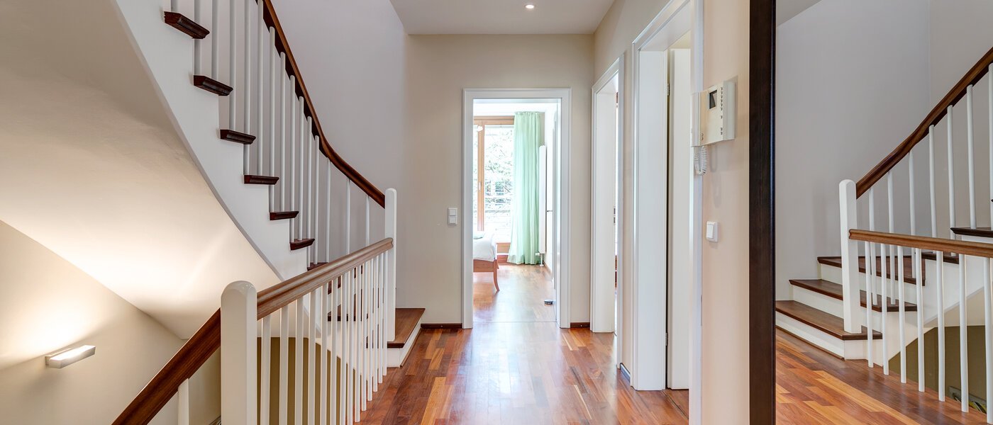 セミ・デタッチド・ハウス（一戸建てを二つに分けた家屋） München Schwabing (links der Leopoldstraße) 04 玄関入り口 3396